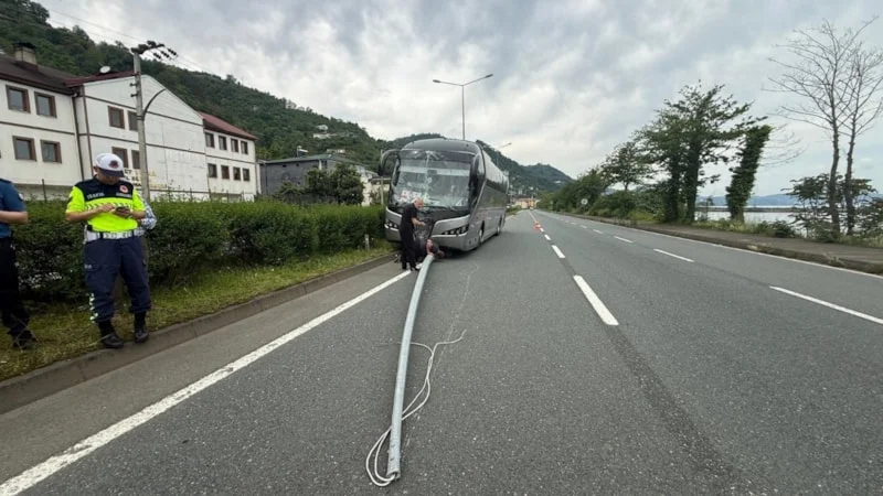 Trabzon’da karşı şeride sürüklenen otobüs, facianın eşiğinden döndü