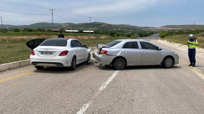 Elazığ’da iki araç çarpıştı: 1’i hamile 4 yaralı