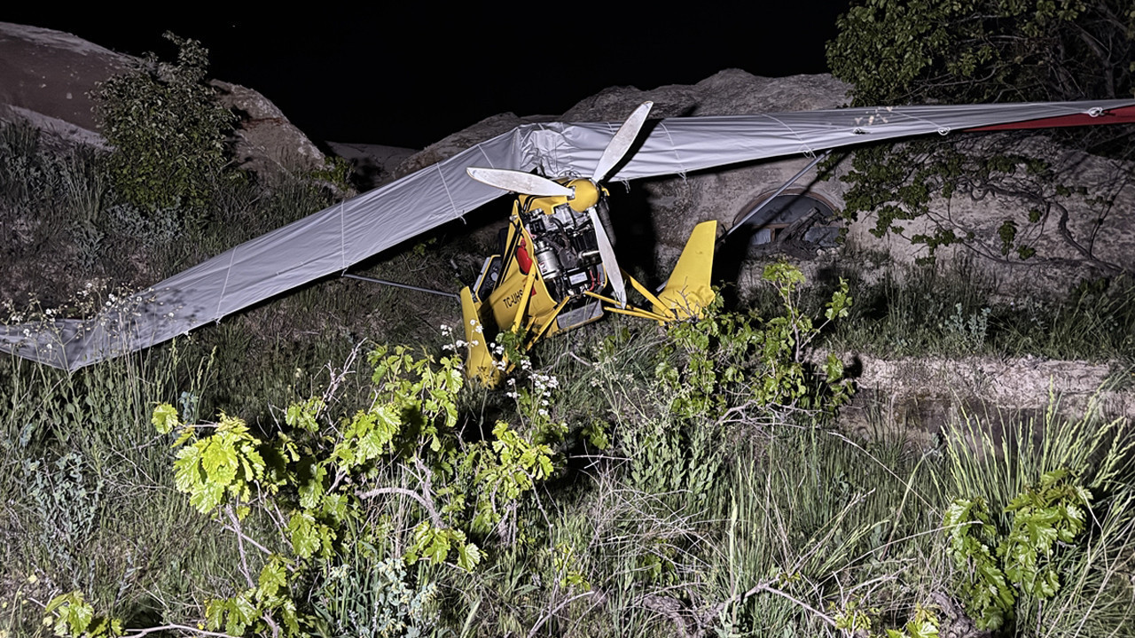 Acil iniş yapan microlighttaki pilot ve yolcu yaralandı