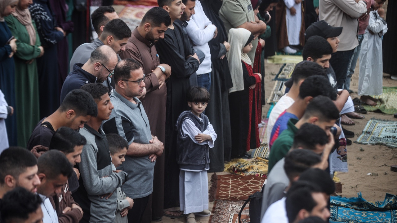 Gazze’de Filistinliler bayram namazını yıkılan camilerin enkazında ve çadır kamplarında kıldı