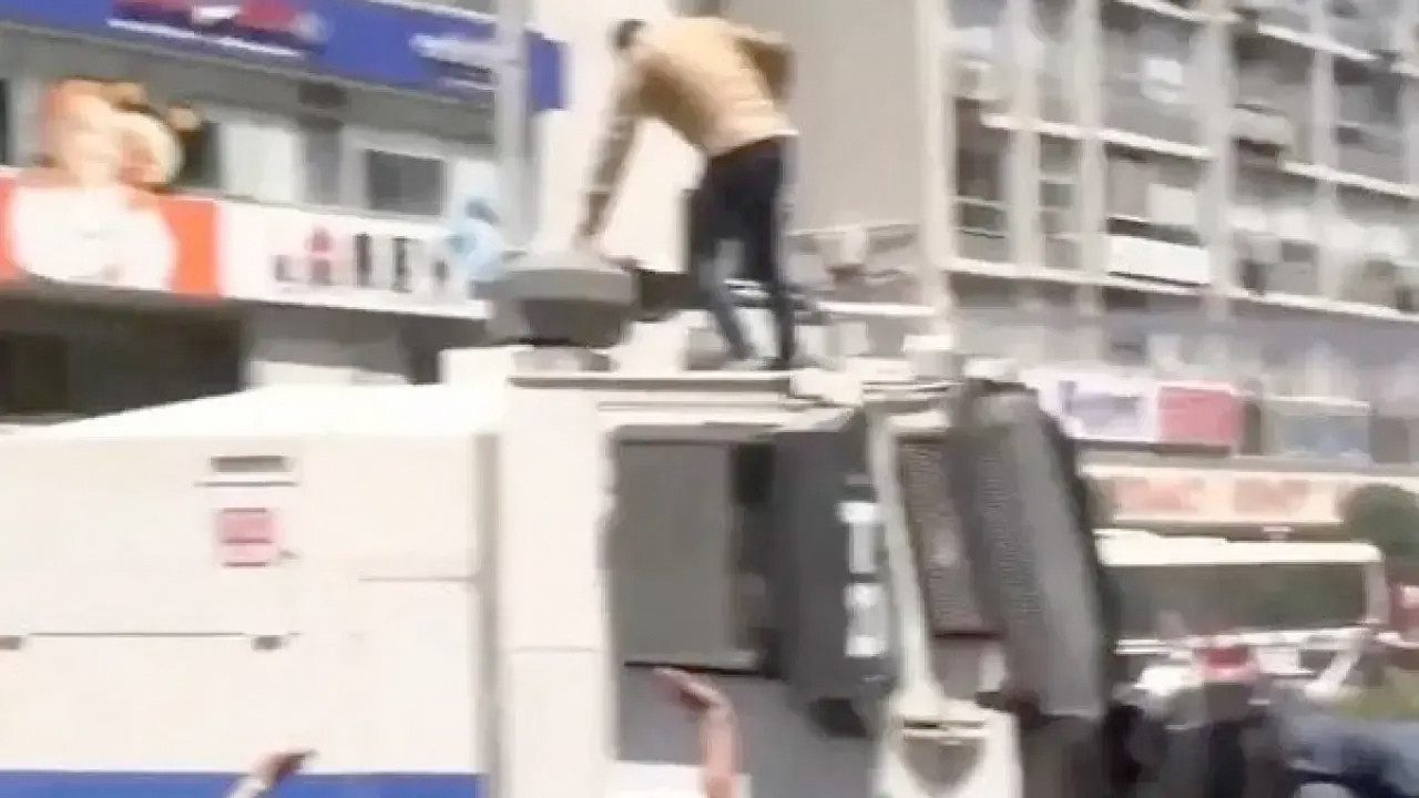 İzmir’de TOMA’ya zarar veren okul müdür yardımcısı görevden uzaklaştırıldı
