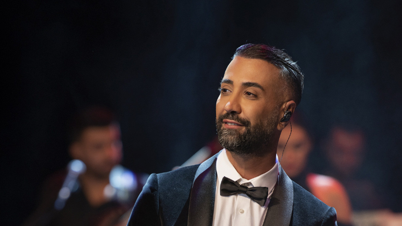 Konserde korku dolu anlar! Tan Taşçı alevlerin arasında kaldı