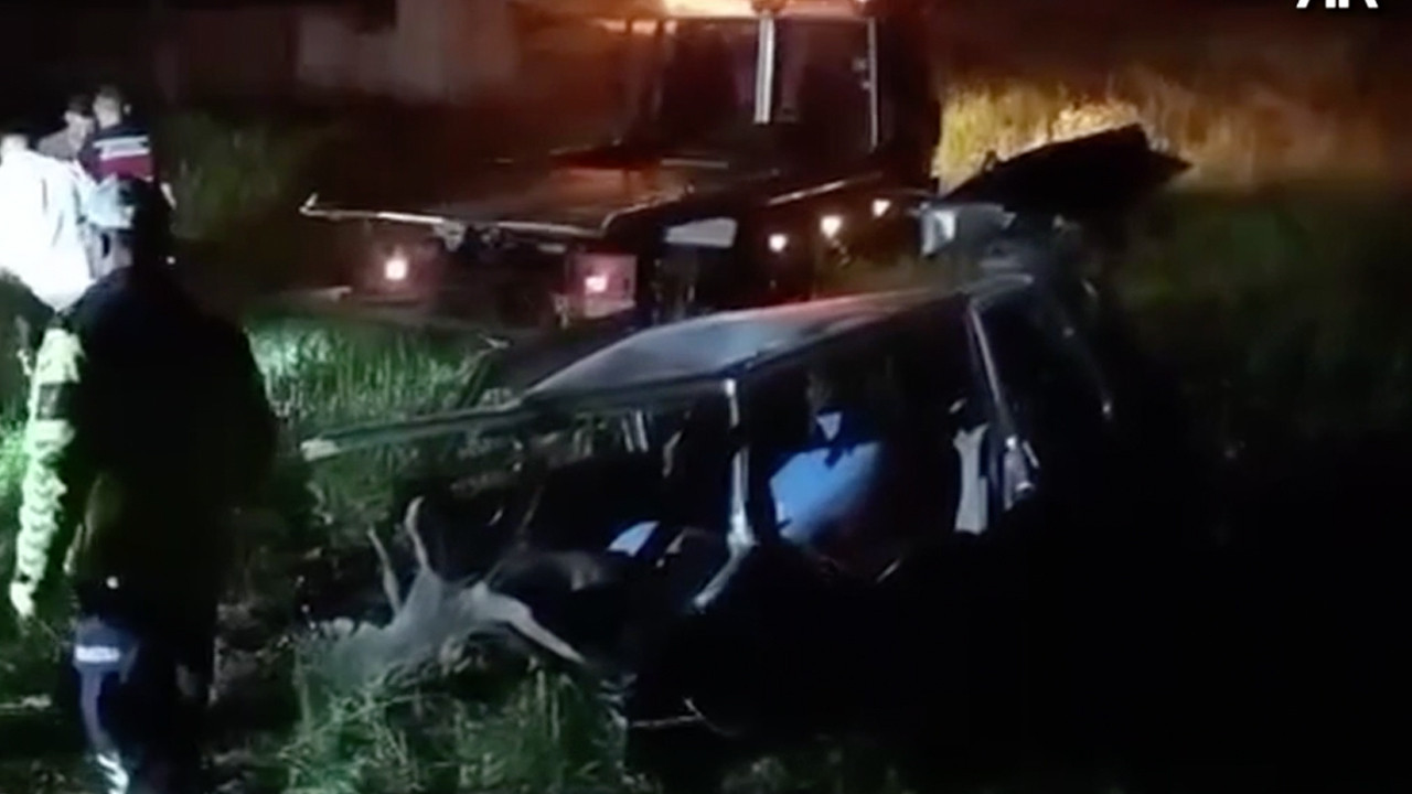 Otomobil ikiye bölündü! Yaralılar var