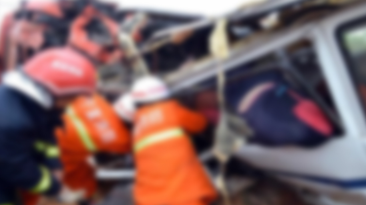 Yolcu minibüsü kamyona çarptı! 13 kişi hayatını kaybetti