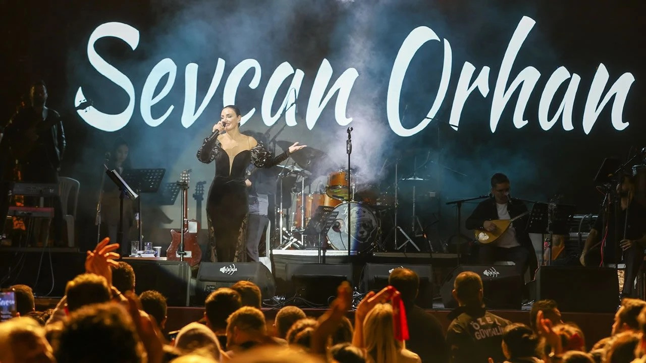 Gözler Sevcan Orhan’a çevrildi! Tutuklama kararı sonrası konserlere devam