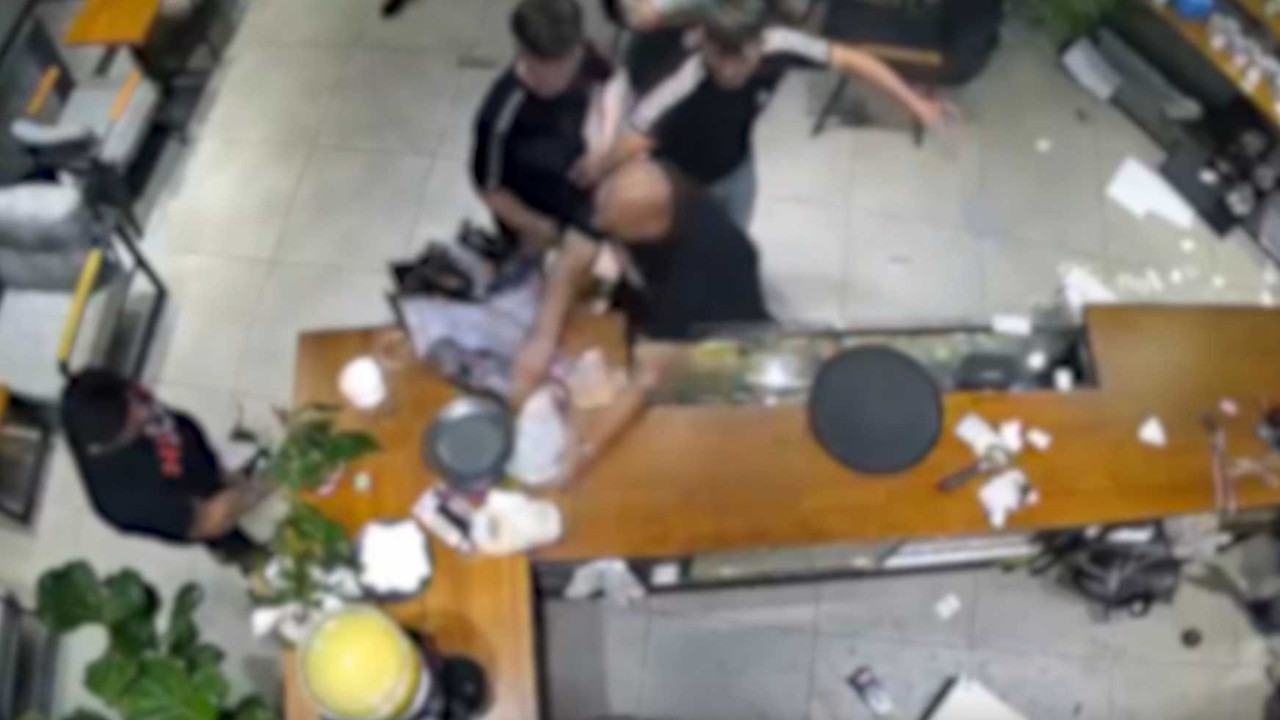 Kafedeki çalışanla tartışan maganda, ortalığı birbirine kattı