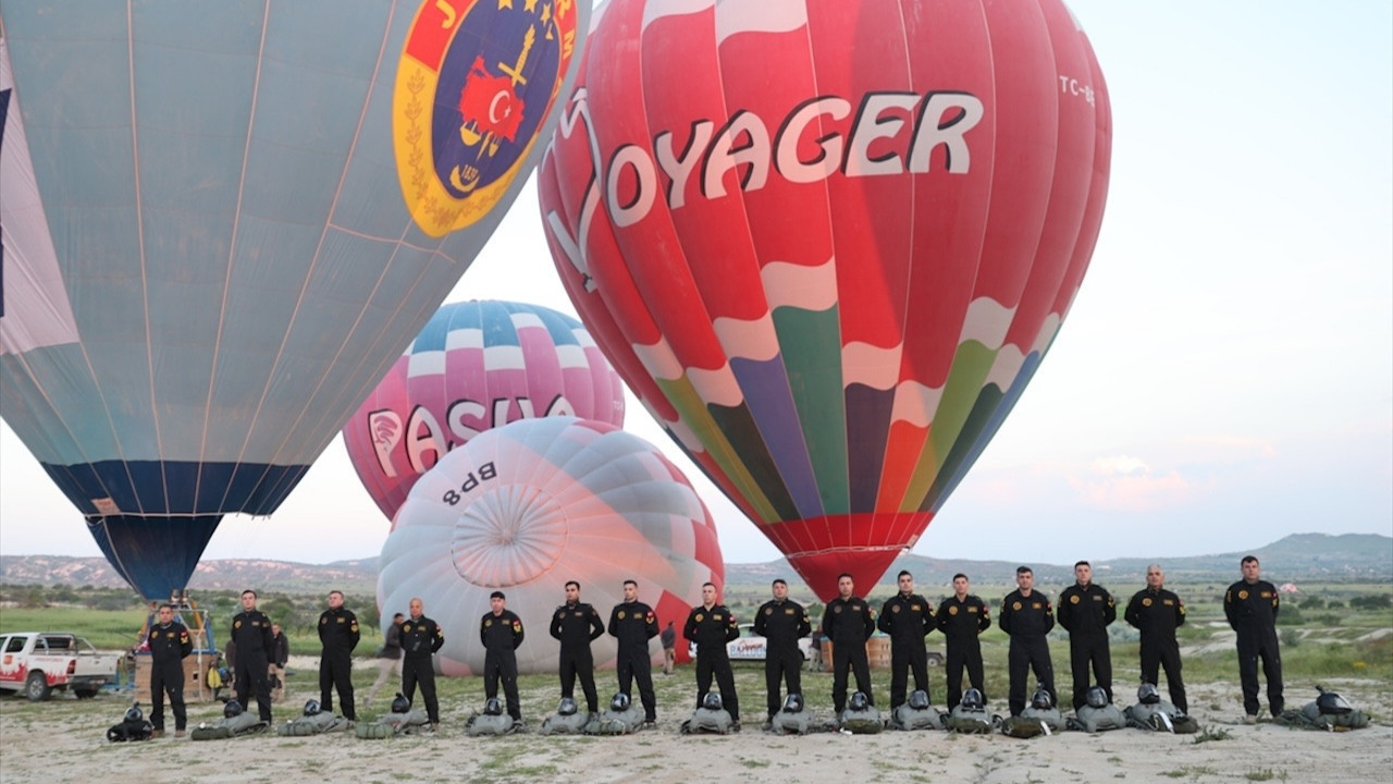 Kuruluşunun 187. yıldönümü! JÖAK paraşüt timi sıcak hava balonundan atladı