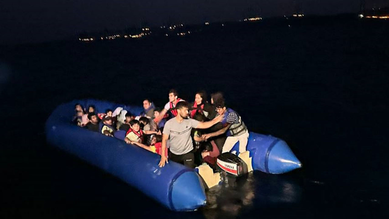 İzmir açıklarında 85 düzensiz göçmen yakalandı